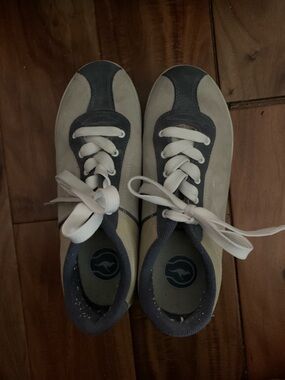 kangaROOS Beige and Navy Athletic Shoes